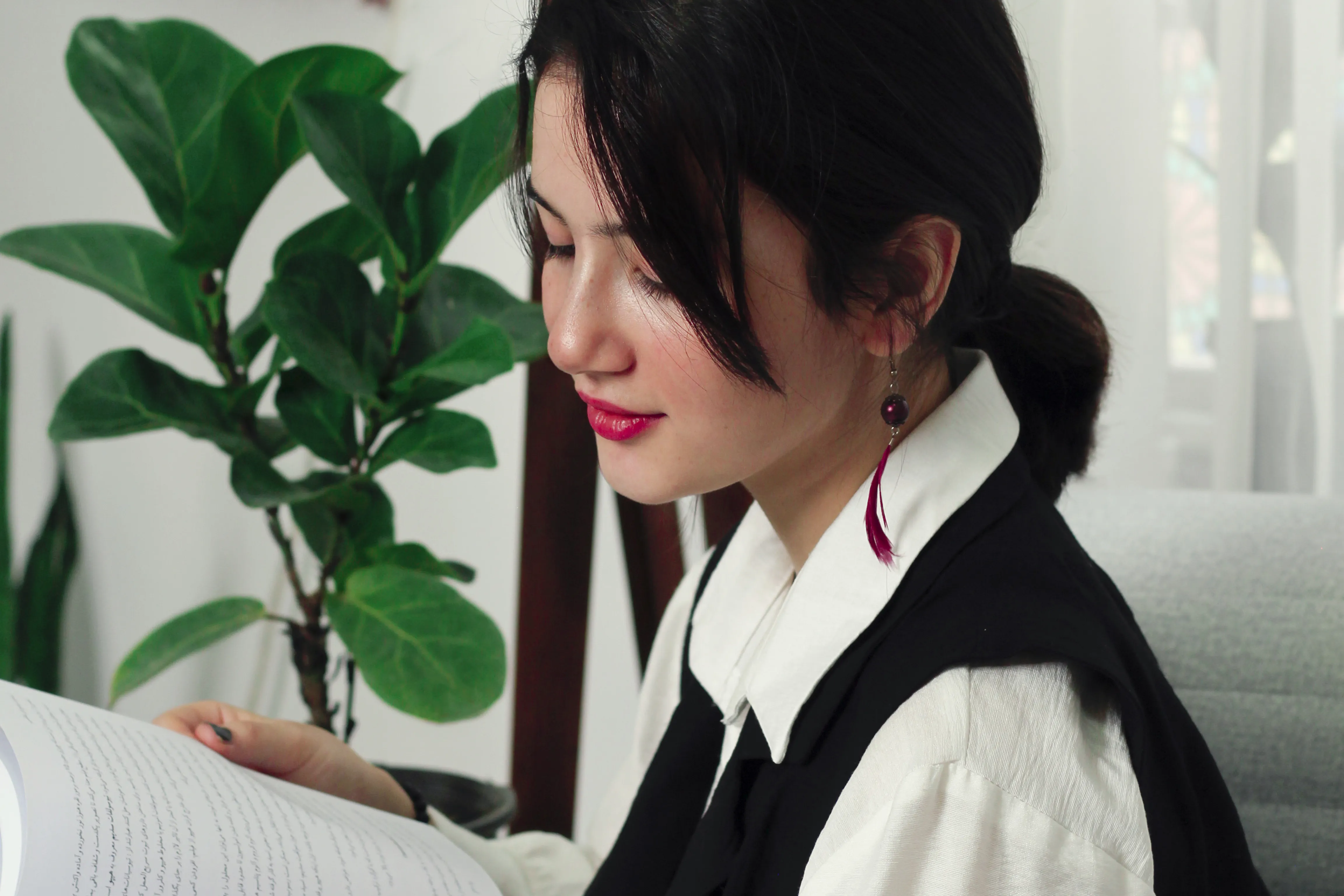 a_girl_with_book